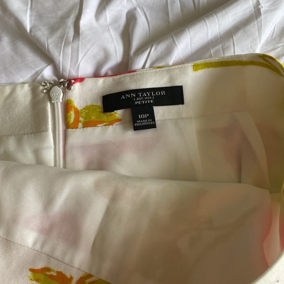Ann Taylor  NWOT Floral Skirt, 10P fully lined - Picture 3 of 5
